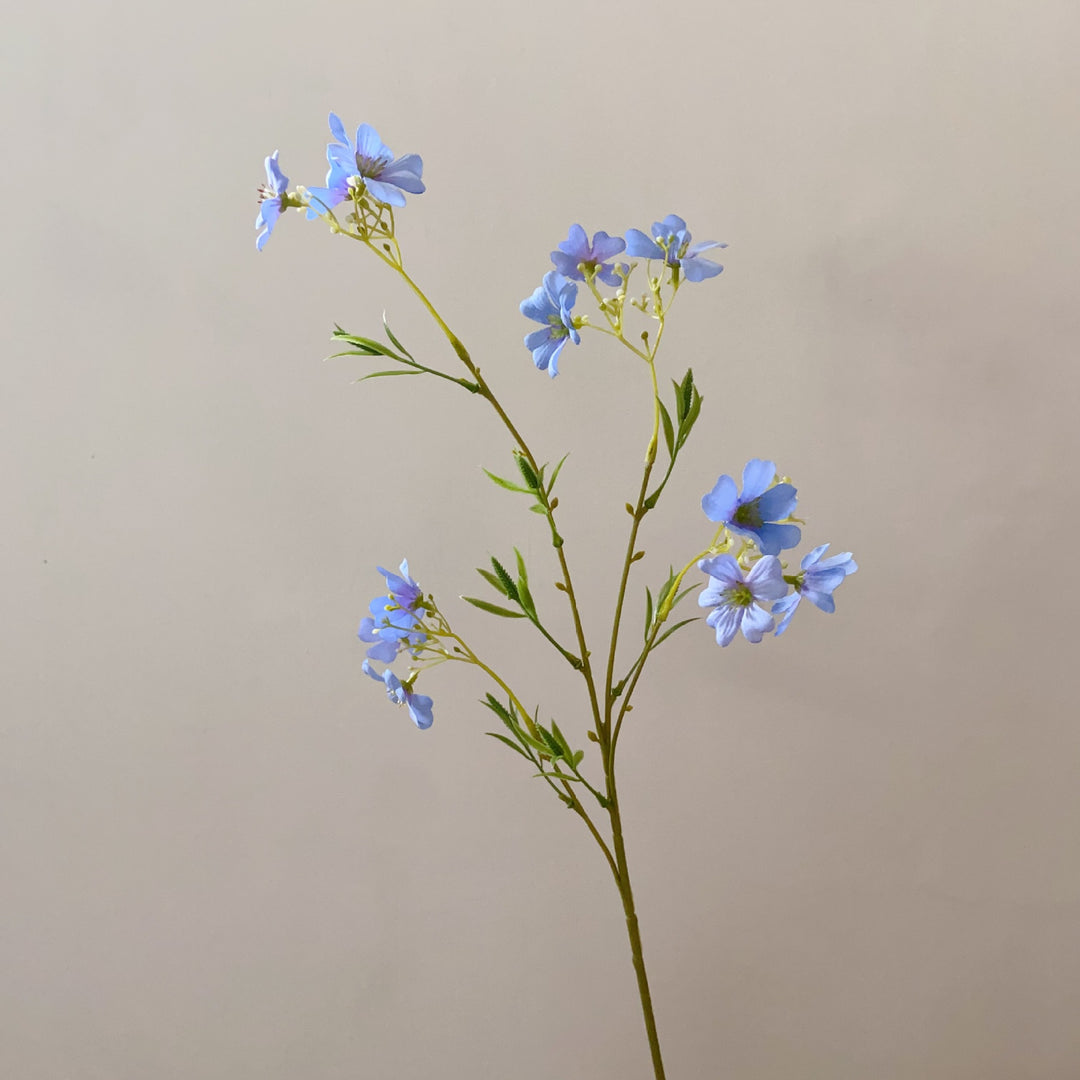 Lebensnahe tropische Blumenstängel