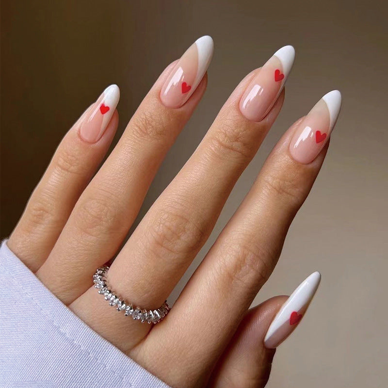 Glamouröse Nailart mit Herzverzierungen Karnz