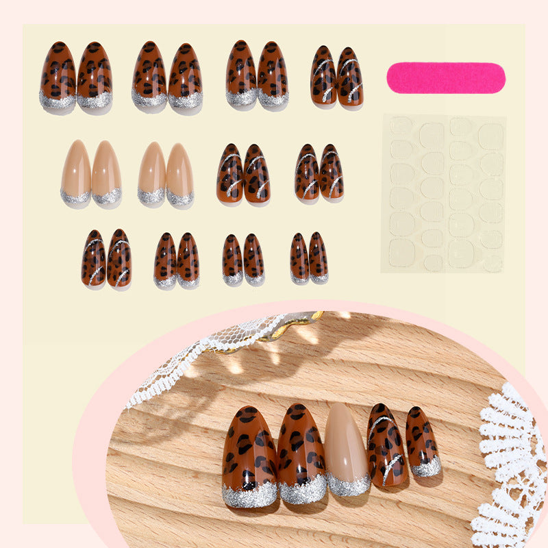 Dekorativer Press-On Nagel-Kit mit Leopardenmuster und Glitzerakzenten Karnz