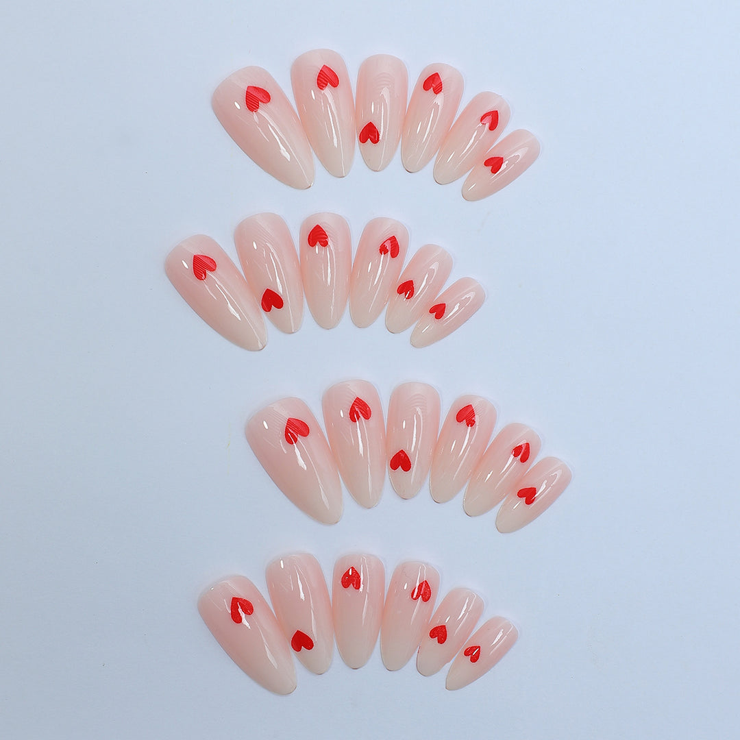 Kunstnagelset mit stilvollen Herzdesigns Karnz