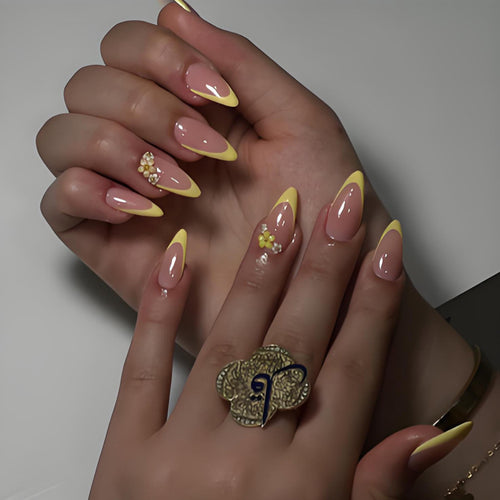 Kunstnagelset mit elegantem Farbverlauf und floralen Akzenten Karnz