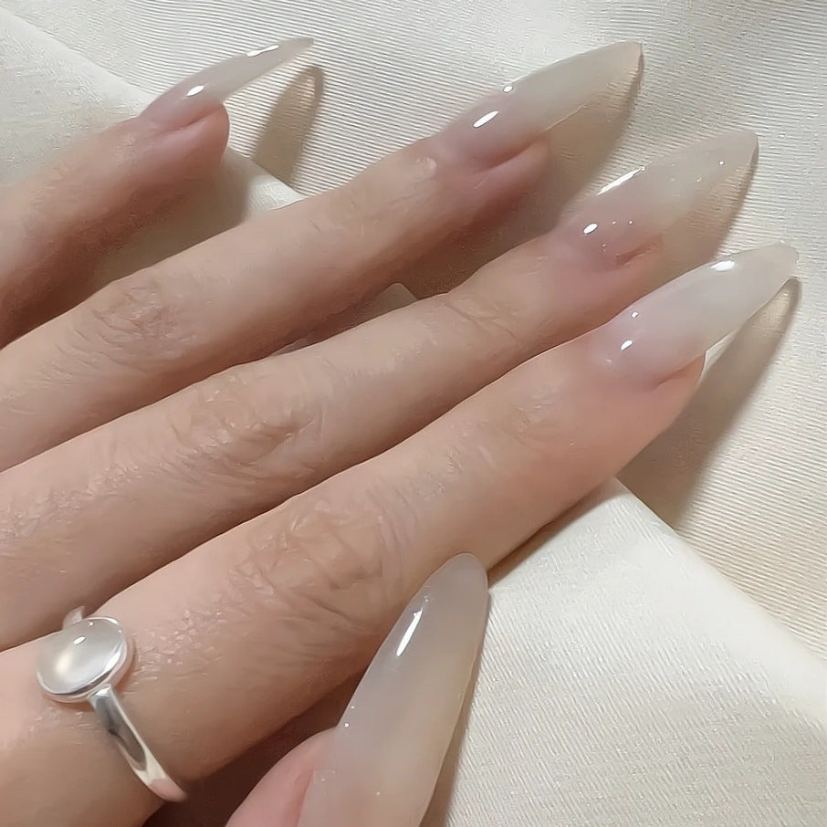 Elegante Kunstnägel mit Ombre-Effekt Karnz
