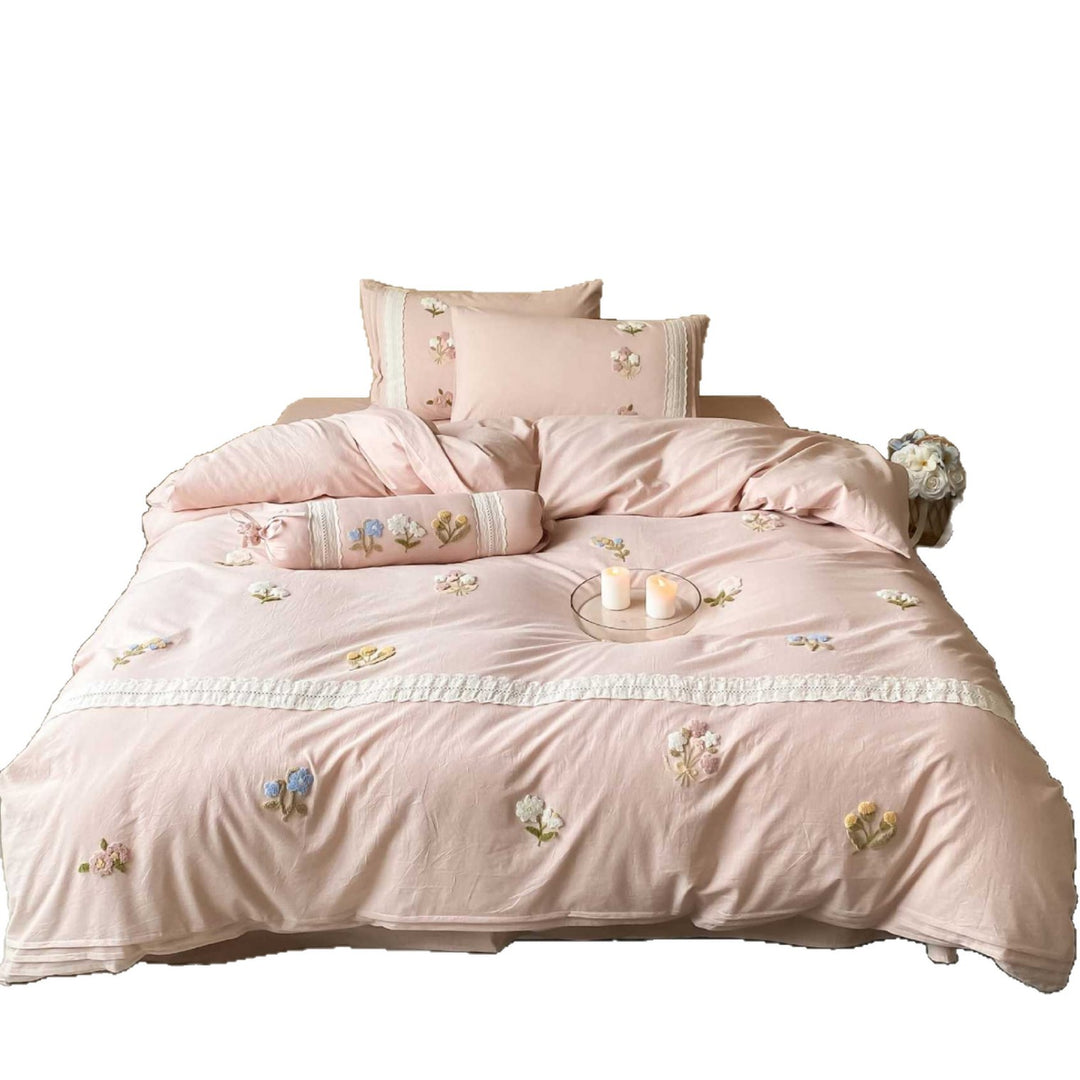 Handgesticktes Baumwollbettbezugset mit 3D-Blütenapplikation, Spitzenrand und Bolster