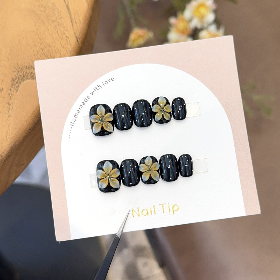 Kunstnägel mit Floralen Akzenten und Elegantem Glanz Karnz