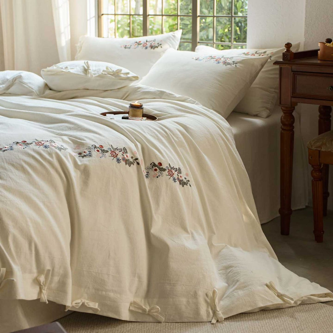 Besticktes Baumwoll-Bettwäscheset mit floralem Bordürenmotiv und extraweicher Perkalqualität