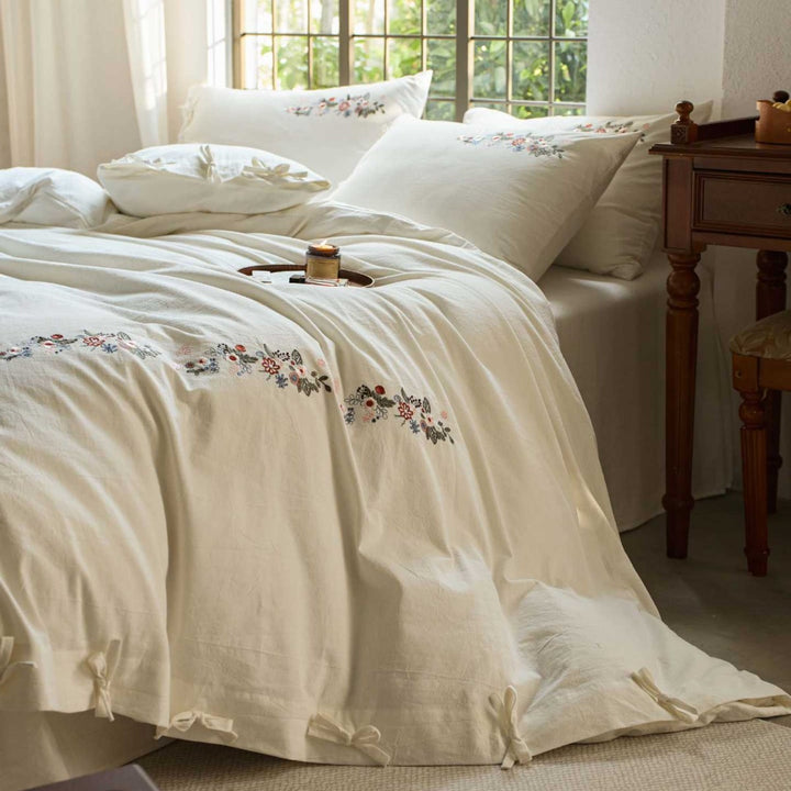 Besticktes Baumwoll-Bettwäscheset mit floralem Bordürenmotiv und extraweicher Perkalqualität