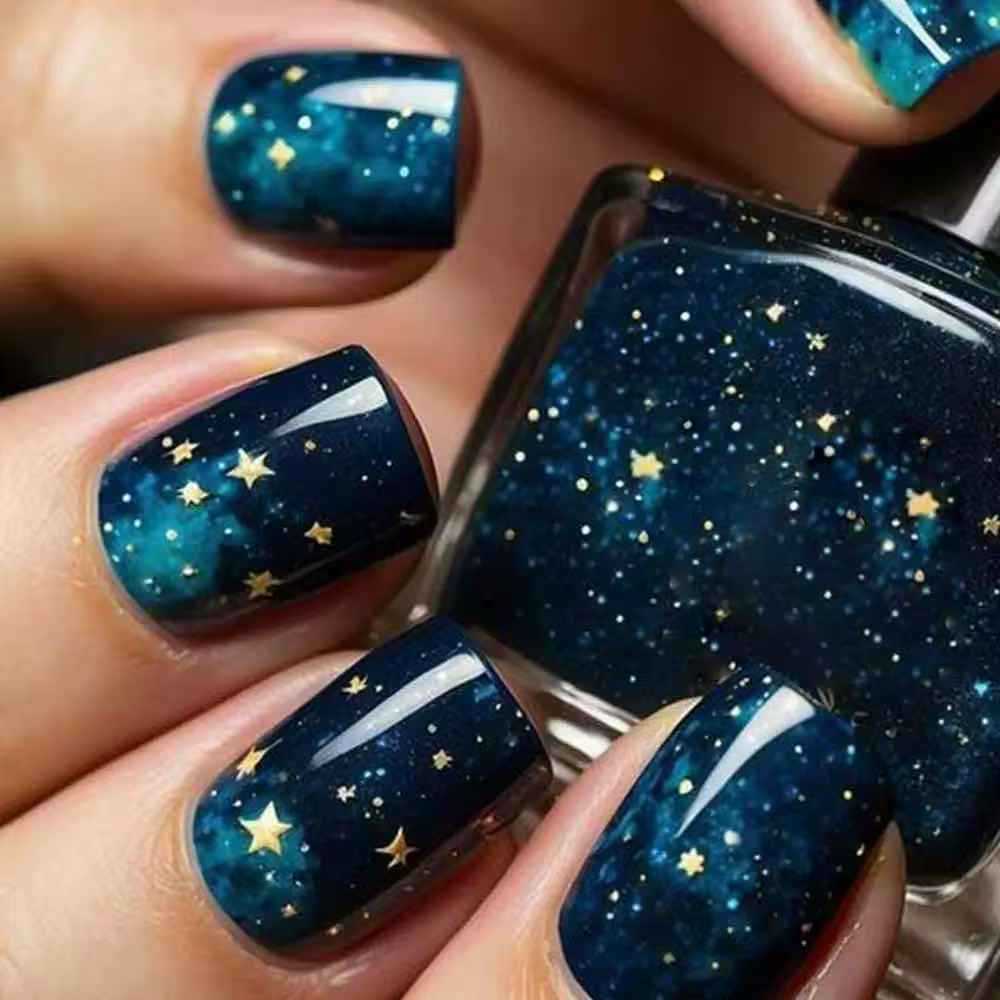 Kunstnagelset mit funkelnden Sternen und kosmischen Motiven Karnz