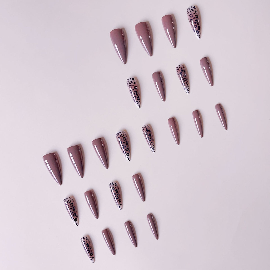 Kunstnagelset mit elegantem Leopardenmuster und modernem Spitzendesign Karnz