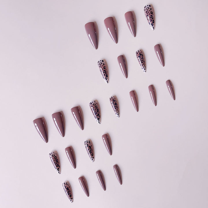 Kunstnagelset mit elegantem Leopardenmuster und modernem Spitzendesign Karnz