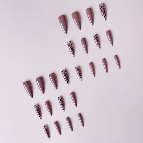 Kunstnagelset mit elegantem Leopardenmuster und modernem Spitzendesign Karnz