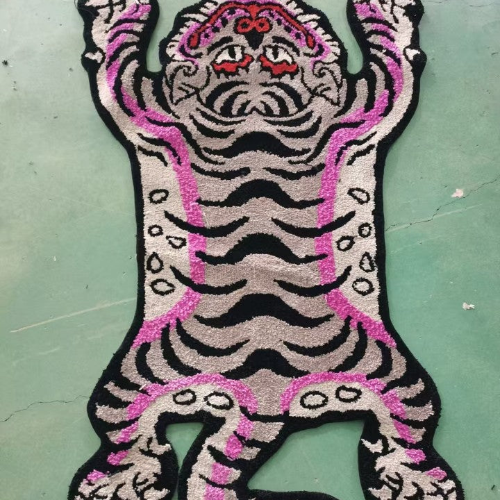 Tiger-förmiger gestickter Akzentteppich