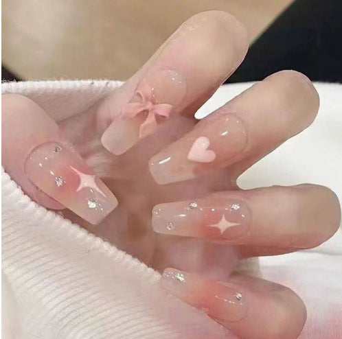 Kunstvolle Nagelkunst mit Glitzer- und Blumenapplikationen Karnz
