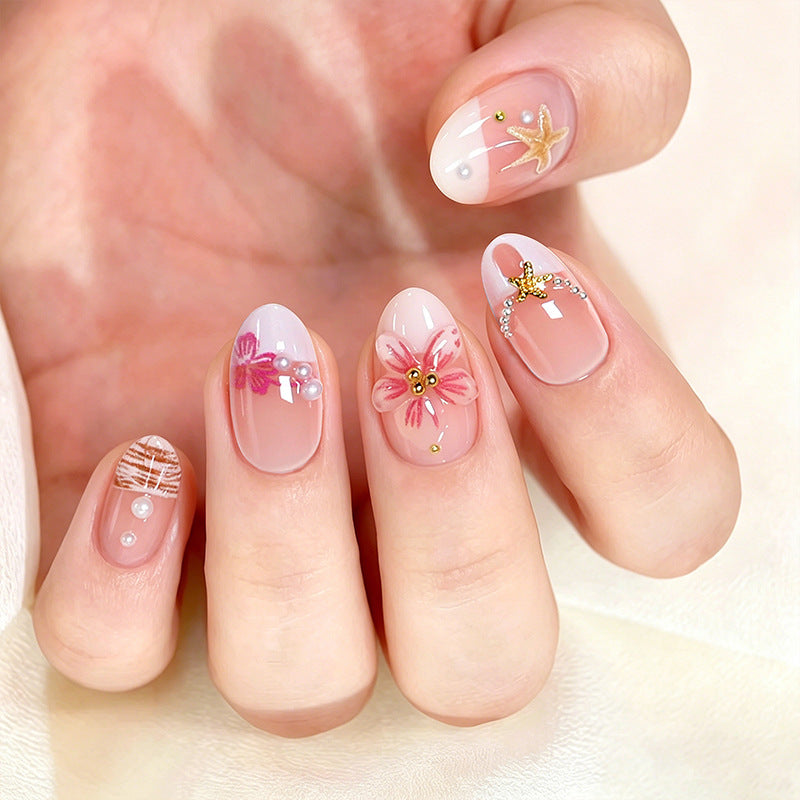 Elegante Kunstnägel mit floralen Designs und Glitzerakzenten Karnz