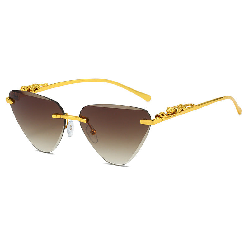 Damen Designer-Sonnenbrille mit kreativem, dreieckigem Rahmen und elegante goldene Akzente Karnz