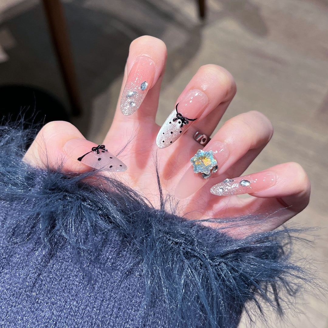 Dekoratives, mit Kristallen verziertes Press-On Nail Set Karnz