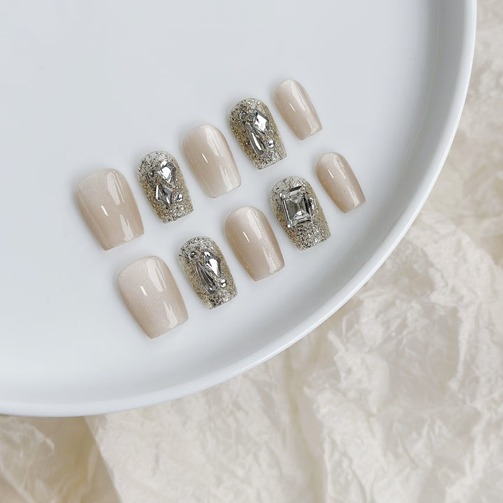 Glamouröse Press-On Nagelset mit glänzenden dekorativen Akzenten