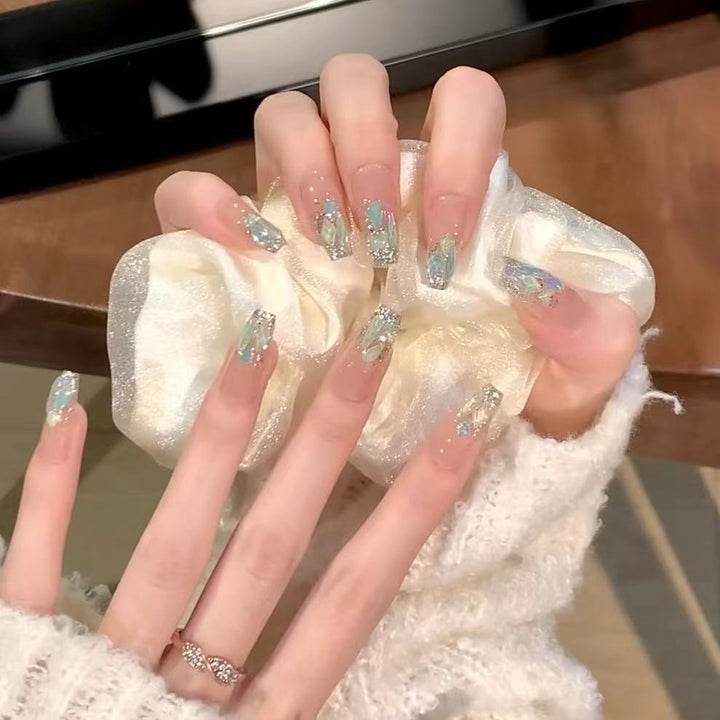 Glamouröses, mit Kristallen akzentuiertes Press-On-Nagelset Karnz