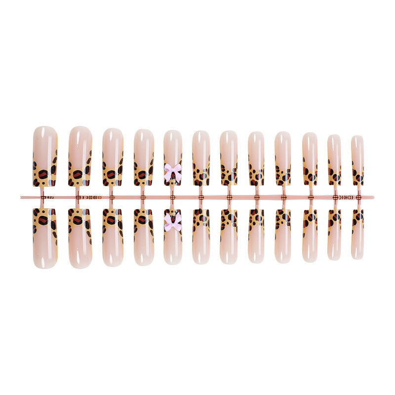 Dekorative Stiletto Press-On Nagelkunst mit Tiermotiv und Schleifenakzenten Karnz