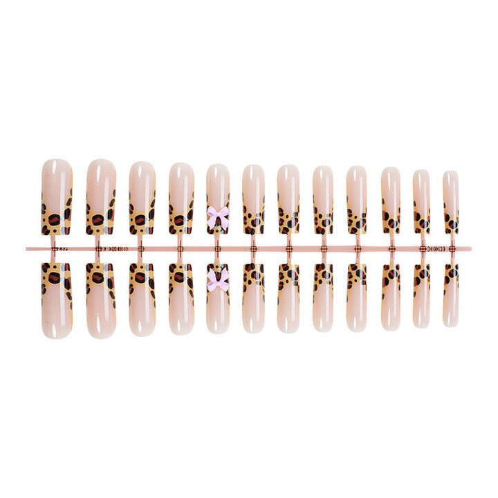 Dekorative Stiletto Press-On Nagelkunst mit Tiermotiv und Schleifenakzenten Karnz