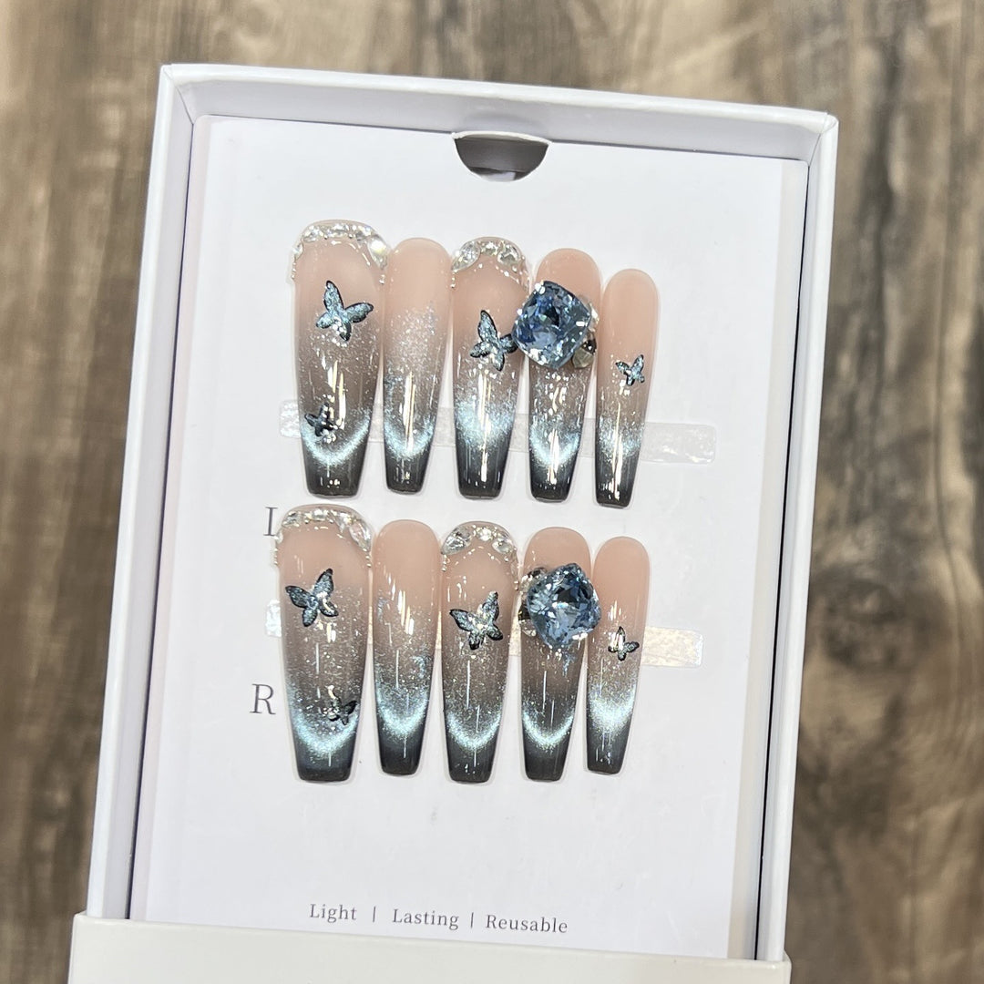 Künstlerisches Ombre Press-On Nagelkunstset mit Schmetterlings- und Edelsteinakzenten Karnz