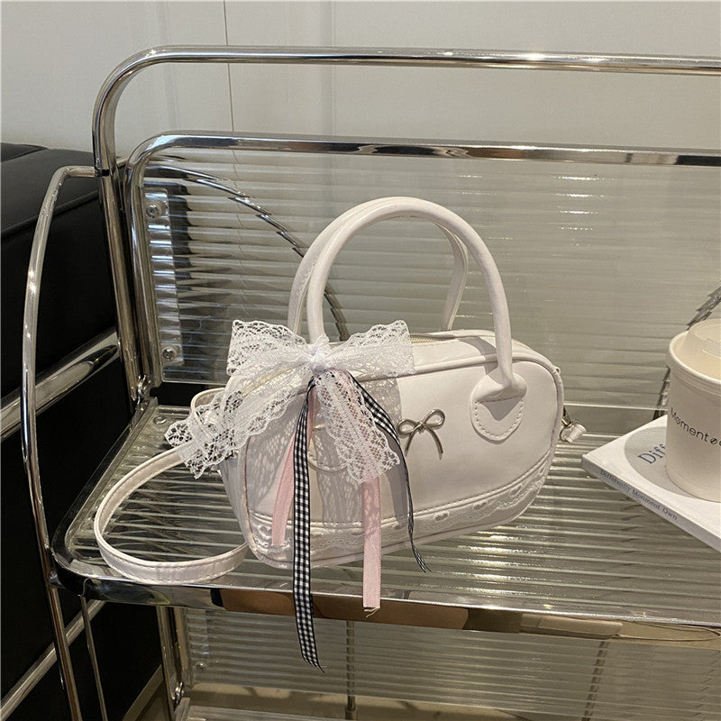 Elegante mit Spitzenbesatz verzierte Bogenhandtasche Karnz