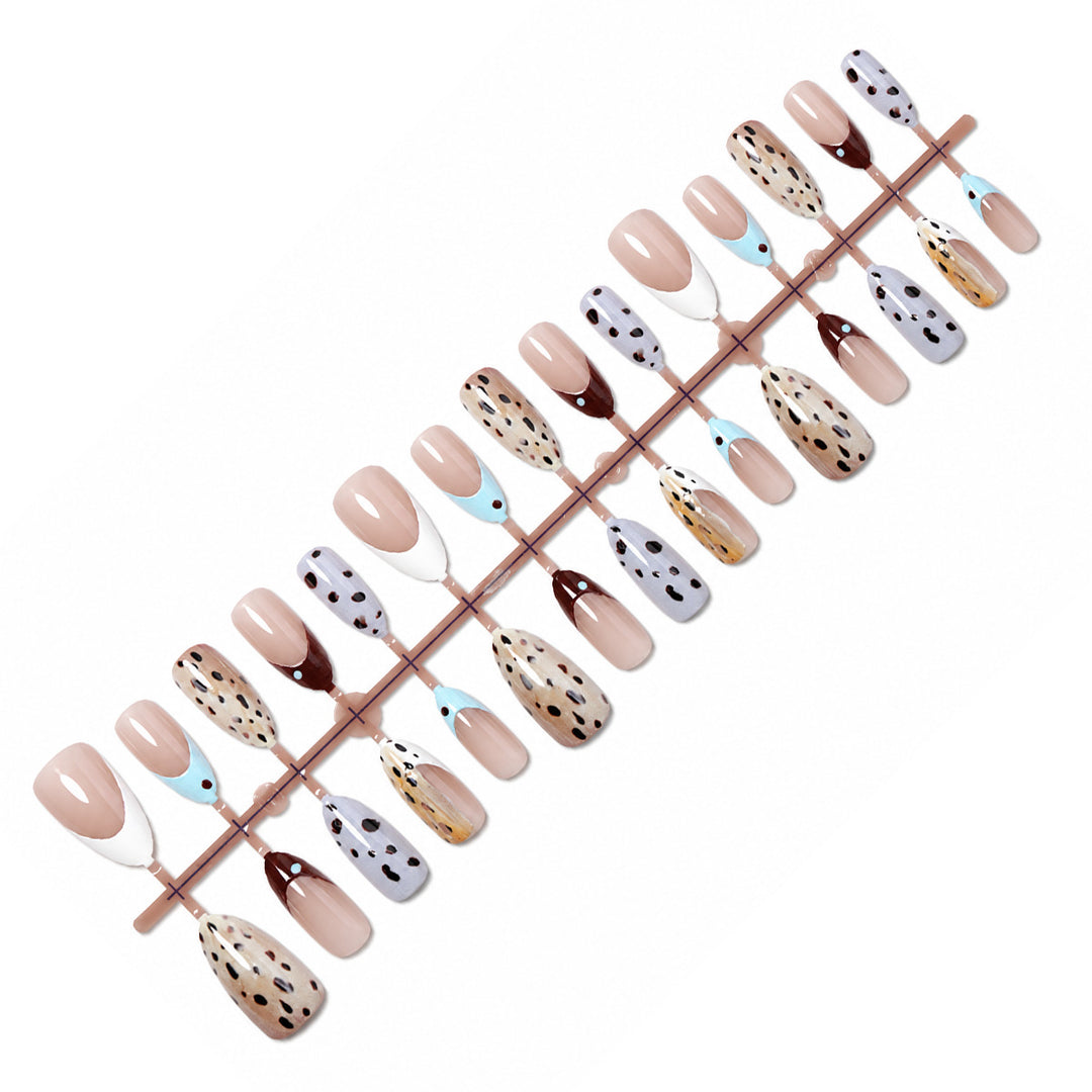 Künstlerisches Stiletto Press-On Nageldesign Karnz