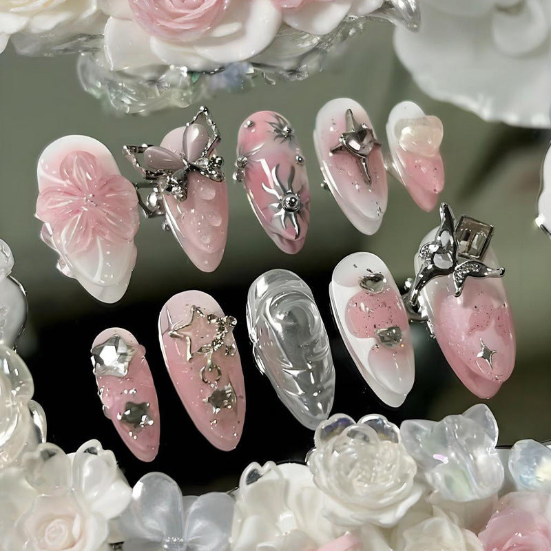 Kunstnagelset mit funkelnden 3D-Verzierungen und kreativen Designs Karnz