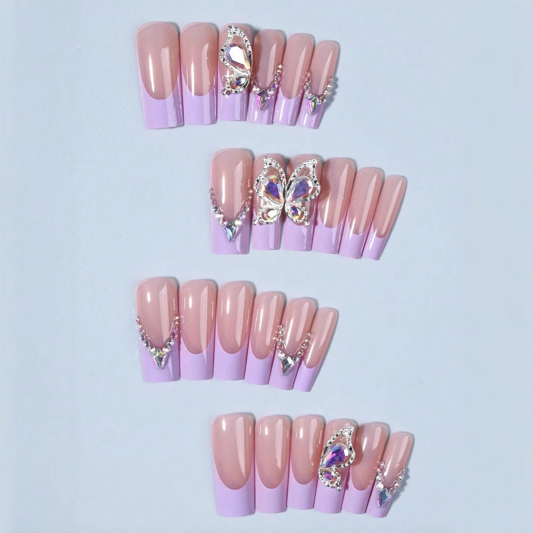 Kunstnagelset mit luxuriösen 3D-Akzenten Karnz