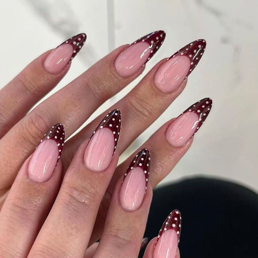 Künstlerische mandelförmige Nagelverlängerungen Karnz