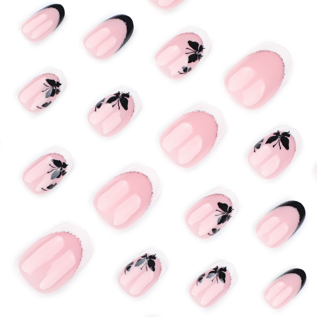 Elegant gestaltete Nagelkunst mit Schmetterlingsmotiv Karnz