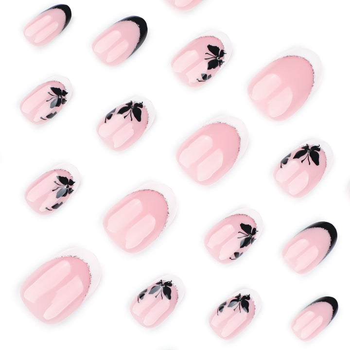 Elegant gestaltete Nagelkunst mit Schmetterlingsmotiv Karnz