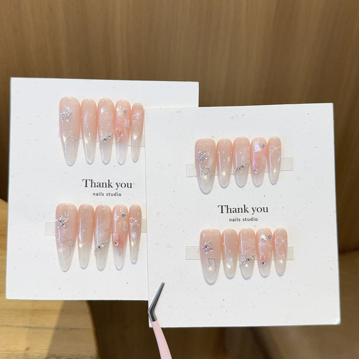 Kunstnägel mit Filigranem Design und Glitzerakzenten Karnz