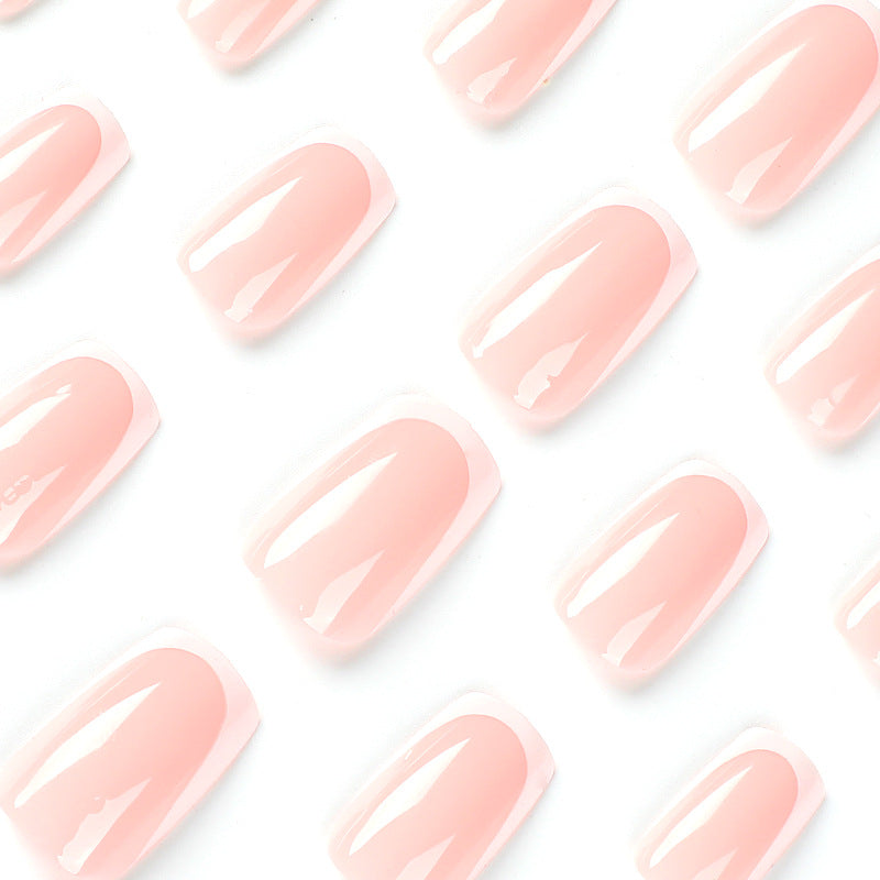 Acryl-Nägel mit elegantem French-Tip Karnz