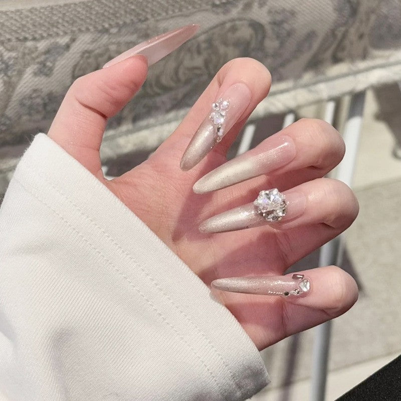 Kunstnagelset mit edlen Spitzen und Kristallakzenten Karnz