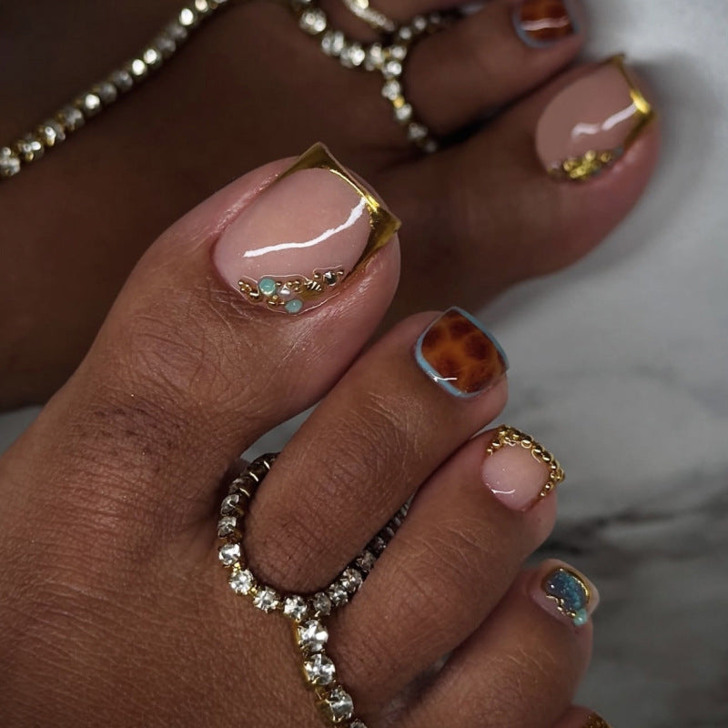 Kunstvolle Fußnagelkunst mit elegantem Gold-Design Karnz
