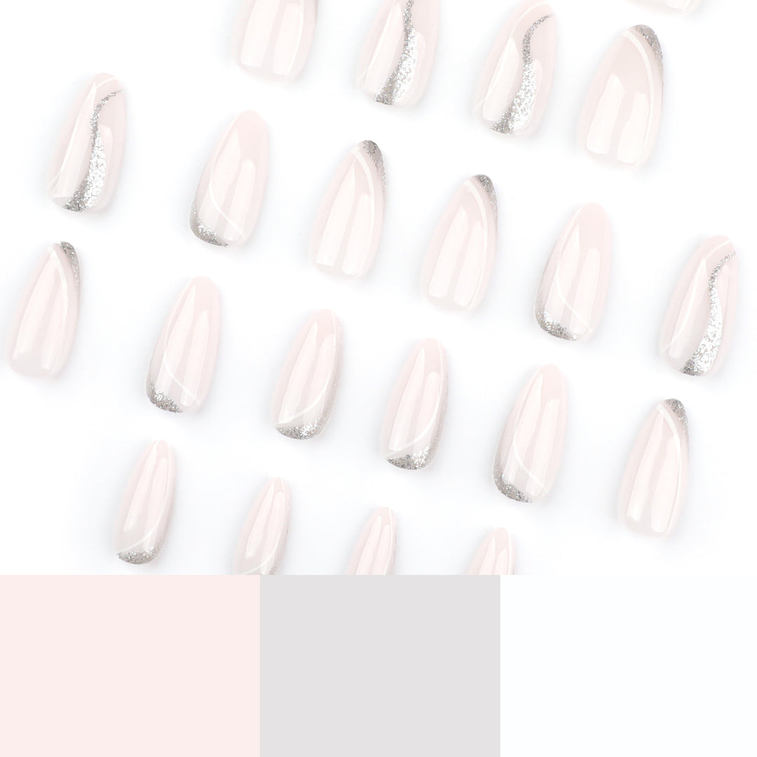 Kunstvolle Nageldesigns mit schimmernden Akzenten Karnz