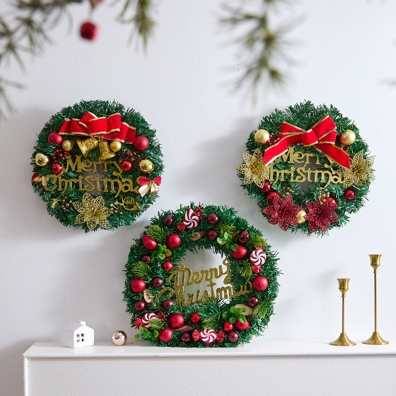 Festlicher Weihnachtskranz mit Tannenzapfen und Beeren Karnz
