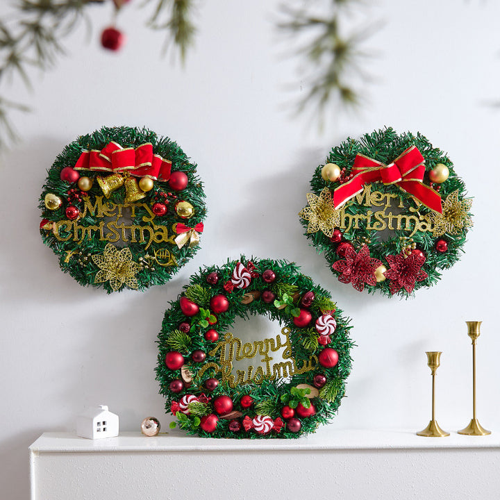 Festlicher Weihnachtskranz mit Tannenzapfen und Beeren Karnz
