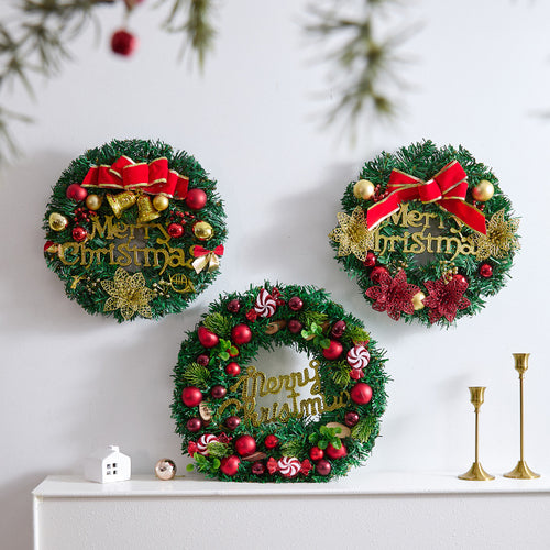 Festlicher Weihnachtskranz mit Tannenzapfen und Beeren Karnz