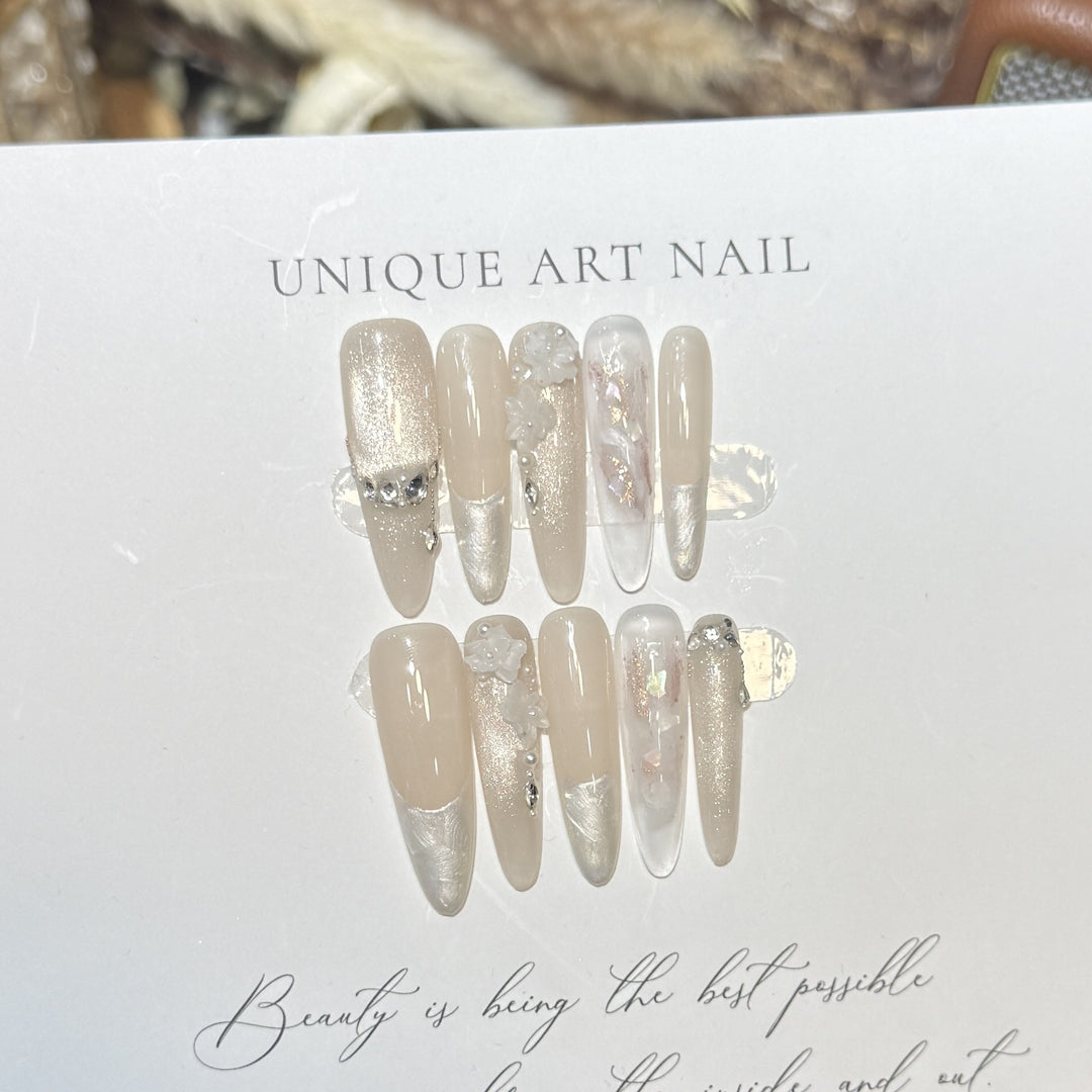 Künstlerisches Langes Press-On Nagelset mit Elegantem Floral Design Karnz