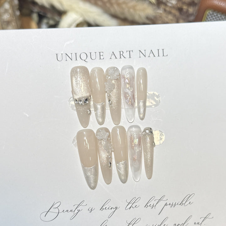 Künstlerisches Langes Press-On Nagelset mit Elegantem Floral Design Karnz