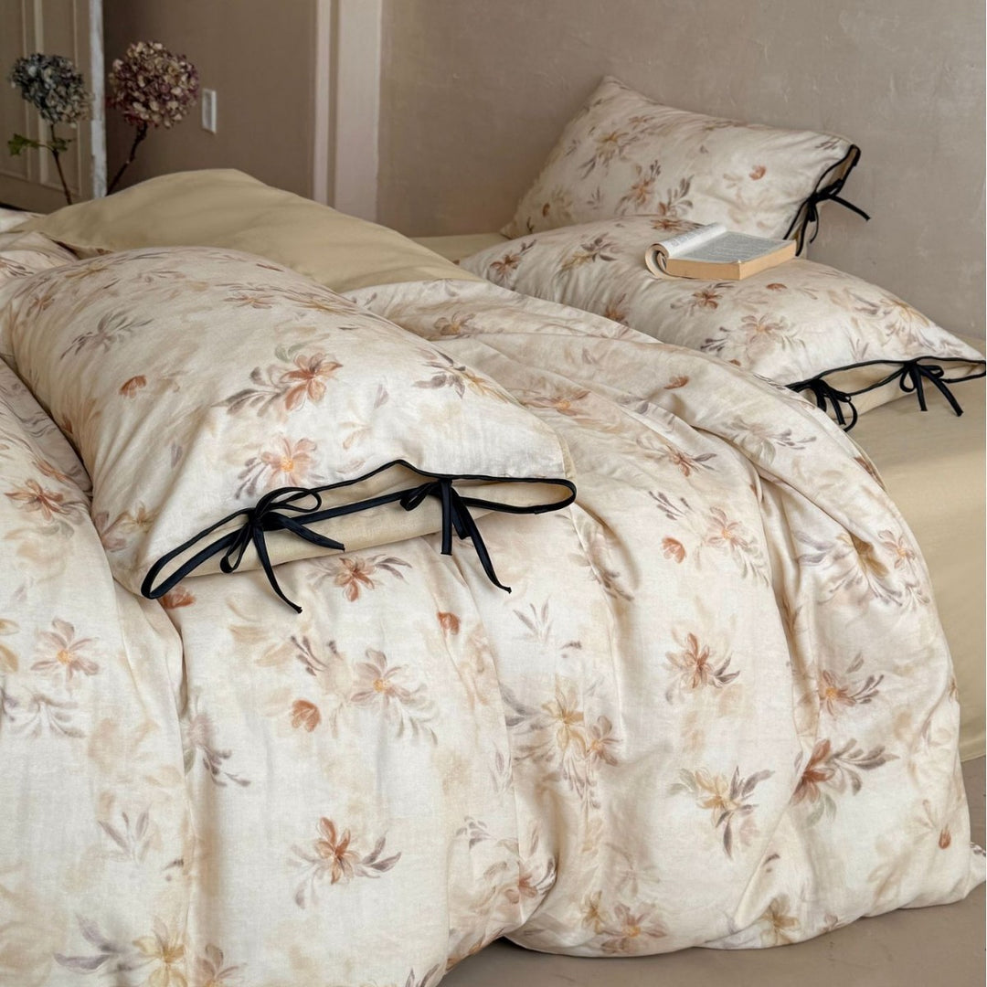 Bettwaren-Set aus Baumwoll-Leinen mit zartem Aquarell-Blumenprint und dekorativen Bindebändern