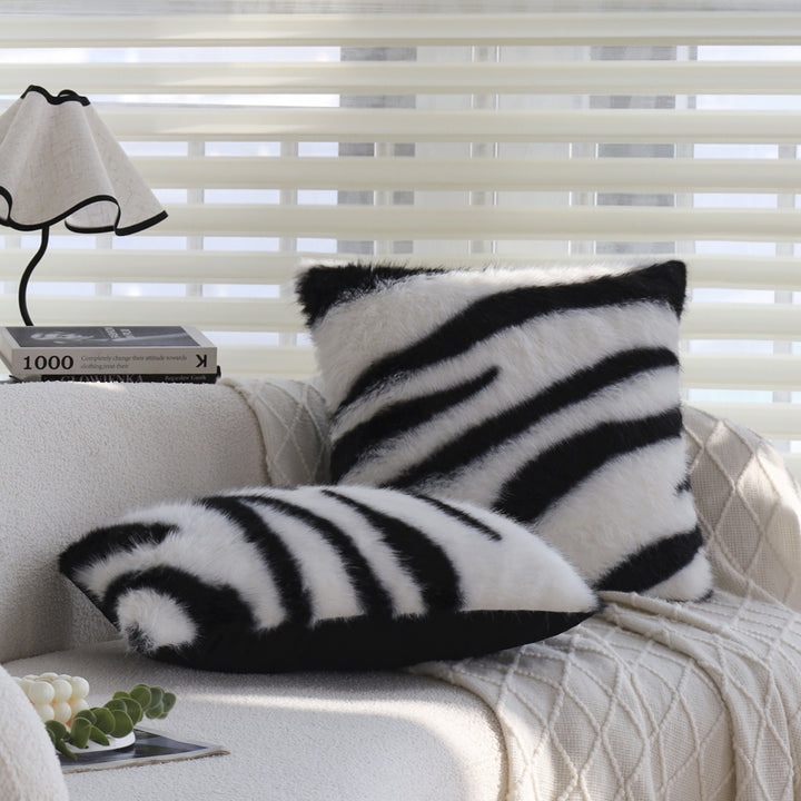 Kunstfell-Zierkissen mit Zebra-Print und extraweichem Flor Karnz