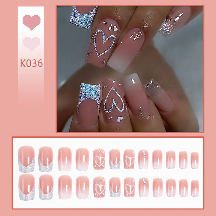 Kunstnägel mit funkelnden Herzmotiven und Glitzerdetails Karnz
