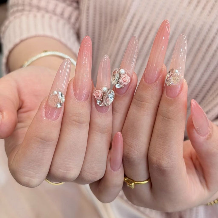 Stiletto Nail Art Extensions mit floralen Akzenten