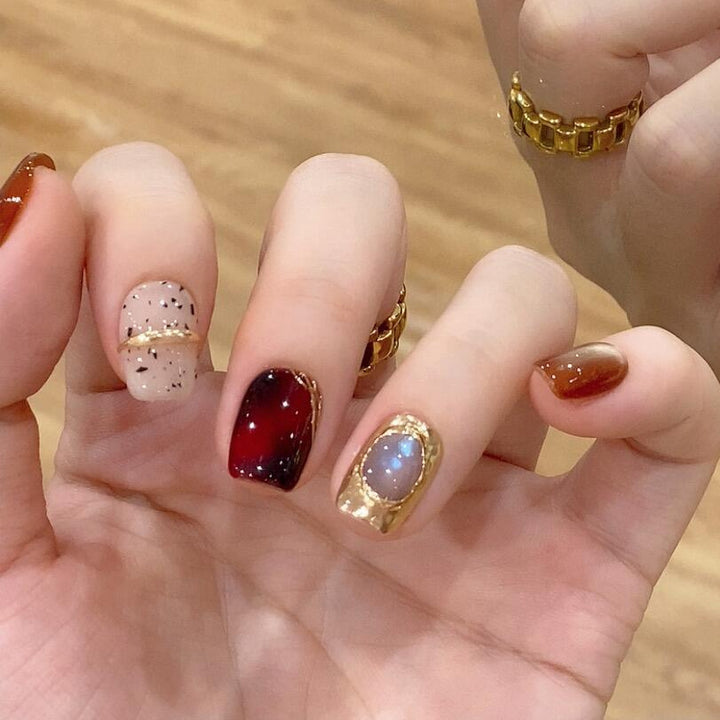 Glamouröse Kunstnägel mit Eleganten Designs Karnz