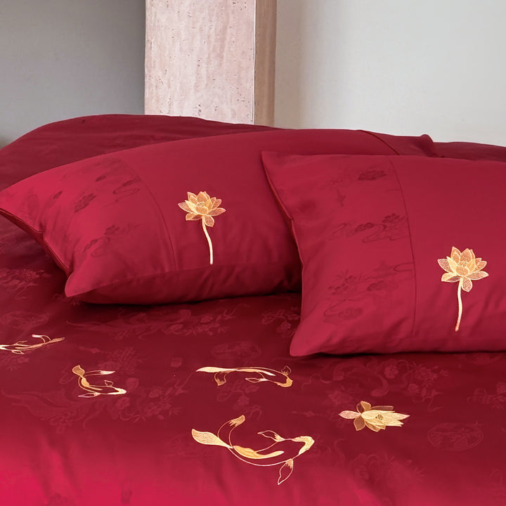 Luxuriöse Bettwäschegarnitur aus Baumwollsatin mit bestickten Koi-Motiven und feiner Jacquardstruktur