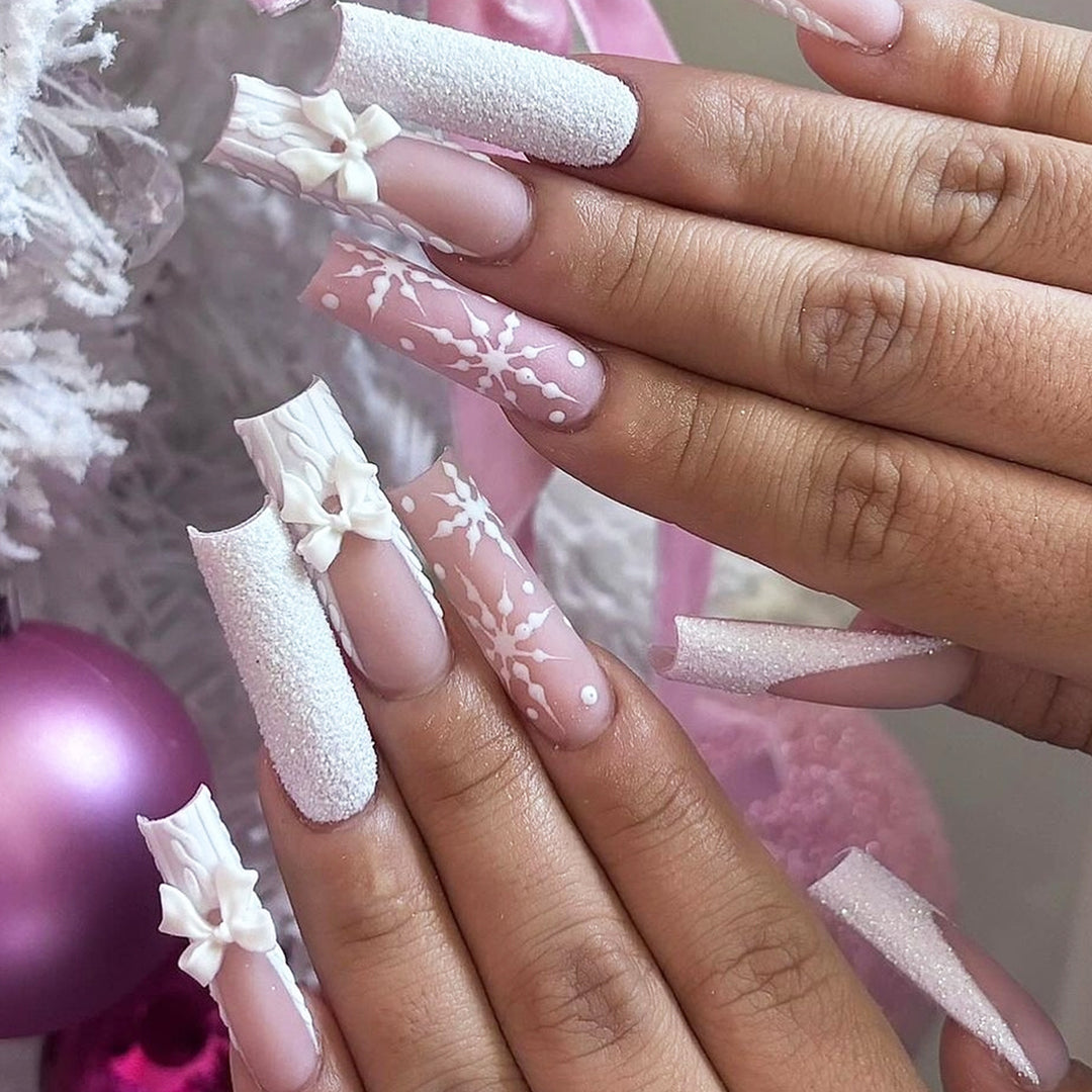 Dekorativer Press-On-Nagel-Set mit eleganten Designs Karnz