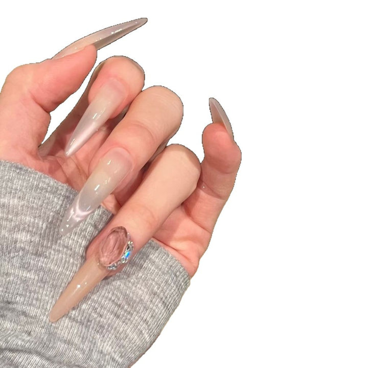Glamouröse Stiletto-Nagelkunstverlängerungen mit dekorativen Akzenten