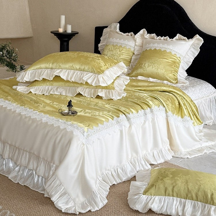Elegante Schlafzimmergarnitur: Jacquard‑Satin‑Tagesdecke mit Ziervolant und Spitzenblende